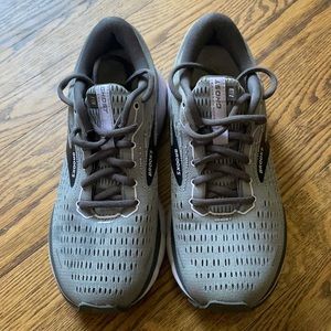 Brooks Ghost 13 running shoes, size 7.5